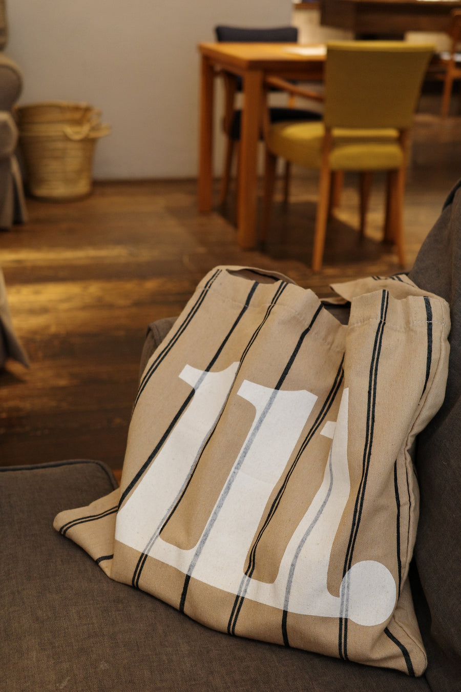 111 ONESHOULDER TOTE